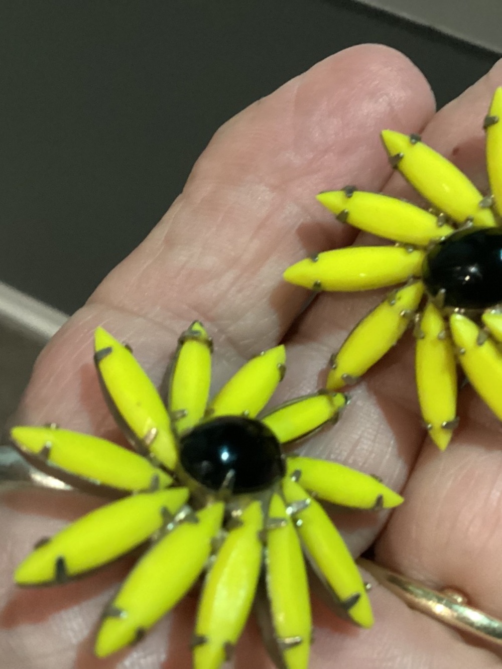 WEISS VINTAGE RARE RARE FLOWER EARRINGS. DAISY 🌼 STYLE MOMS COLLECTION